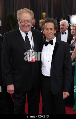 26. Februar 2012 - Hollywood, Kalifornien, USA - Producer BRIAN GRAZER (R) auf dem Oscar roten Teppich bei den 84. Academy Awards, The Oscars vor Kodak Theatre. (Kredit-Bild: © Lisa O'Connor/ZUMAPRESS.com) Stockfoto