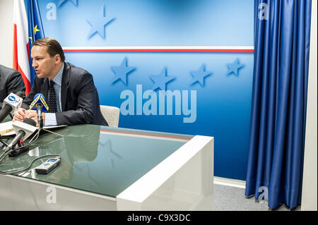 27. Februar 2012 - Brüssel, BXL, Belgien - polnischen Außenminister Radoslaw Sikorski im Gespräch mit der Presse nach der EU-Außenminister Treffen in Brüssel am 2012-02-27 von Wiktor Dabkowski (Credit-Bild: © Wiktor Dabkowski/ZUMAPRESS.com) Stockfoto