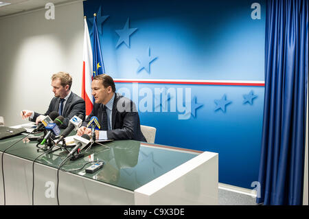 27. Februar 2012 - Brüssel, BXL, Belgien - polnischen Außenminister Radoslaw Sikorski im Gespräch mit der Presse nach der EU-Außenminister Treffen in Brüssel am 2012-02-27 von Wiktor Dabkowski (Credit-Bild: © Wiktor Dabkowski/ZUMAPRESS.com) Stockfoto