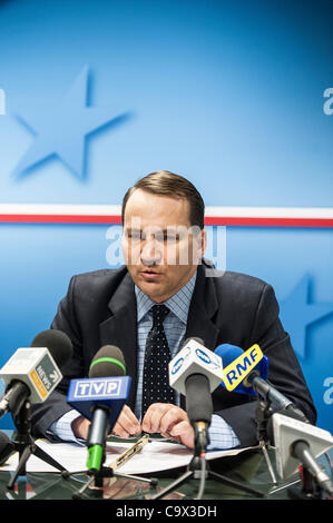 27. Februar 2012 - Brüssel, BXL, Belgien - polnischen Außenminister Radoslaw Sikorski im Gespräch mit der Presse nach der EU-Außenminister Treffen in Brüssel am 2012-02-27 von Wiktor Dabkowski (Credit-Bild: © Wiktor Dabkowski/ZUMAPRESS.com) Stockfoto