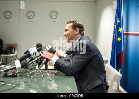 27. Februar 2012 - Brüssel, BXL, Belgien - polnischen Außenminister Radoslaw Sikorski im Gespräch mit der Presse nach der EU-Außenminister Treffen in Brüssel am 2012-02-27 von Wiktor Dabkowski (Credit-Bild: © Wiktor Dabkowski/ZUMAPRESS.com) Stockfoto