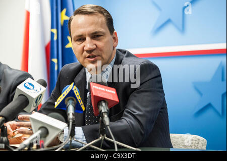 27. Februar 2012 - Brüssel, BXL, Belgien - polnischen Außenminister Radoslaw Sikorski im Gespräch mit der Presse nach der EU-Außenminister Treffen in Brüssel am 2012-02-27 von Wiktor Dabkowski (Credit-Bild: © Wiktor Dabkowski/ZUMAPRESS.com) Stockfoto