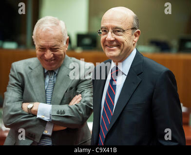 27. Februar 2012 - BXL, Brüssel, Belgien - spanische Außenminister José Manuel Garcia-Margallo (L) und der französische Außenminister Alain Juppé während die EU-Außenminister treffen sich in Brüssel, Belgien (Credit-Bild: © Wiktor Dabkowski/ZUMAPRESS.com) Stockfoto