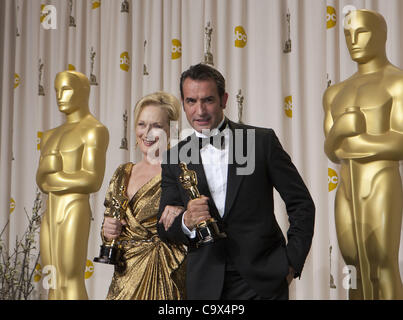 26. Februar 2012 - Hollywood, Kalifornien, US - Schauspieler Colin Firth (L) Posen mit der Schauspielerin Meryl Streep (R), statt Gewinner des Best Actress Award für "The Iron Lady," im Presseraum der 84. Annual Academy Awards im Hollywood & Highland Center in Hollywood, Kalifornien. (Kredit-Bild: © A Stockfoto