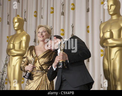 26. Februar 2012 - Hollywood, Kalifornien, US - Schauspieler Colin Firth (L) Posen mit der Schauspielerin Meryl Streep (R), statt Gewinner des Best Actress Award für "The Iron Lady," im Presseraum der 84. Annual Academy Awards im Hollywood & Highland Center in Hollywood, Kalifornien. (Kredit-Bild: © A Stockfoto