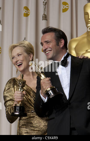 26. Februar 2012 - Hollywood, Kalifornien, US - Schauspieler Colin Firth (L) Posen mit der Schauspielerin Meryl Streep (R), statt Gewinner des Best Actress Award für "The Iron Lady," im Presseraum der 84. Annual Academy Awards im Hollywood & Highland Center in Hollywood, Kalifornien. (Kredit-Bild: © A Stockfoto