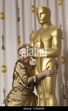 26. Februar 2012 - Hollywood, Kalifornien, US - Schauspielerin Meryl Streep, Gewinner des Best Actress Award für "The Iron Lady" statt Posen im Presseraum auf die 84. Oscar-Verleihung im Hollywood & Highland Center in Hollywood, Kalifornien. (Kredit-Bild: © Armando Arorizo/Prensa Internacion Stockfoto