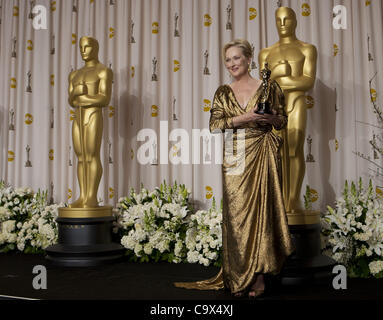 26. Februar 2012 - Hollywood, Kalifornien, US - Schauspielerin Meryl Streep, Gewinner des Best Actress Award für "The Iron Lady" statt Posen im Presseraum auf die 84. Oscar-Verleihung im Hollywood & Highland Center in Hollywood, Kalifornien. (Kredit-Bild: © Armando Arorizo/Prensa Internacion Stockfoto