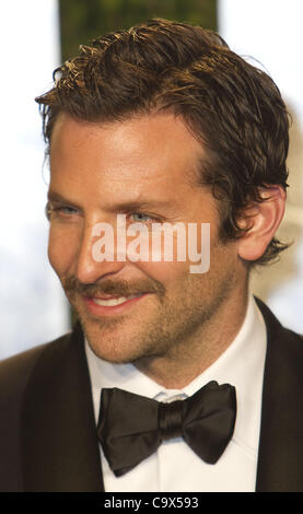 27. Februar 2012 - Hollywood, Kalifornien, US - Bradley Cooper auf dem roten Teppich bei der Vanity Fair Oscar party im Sunset Towers in West Hollywood, Kalifornien (Credit-Bild: © Susan J. Rose/Prensa Internacional/ZUMAPRESS.com) Stockfoto