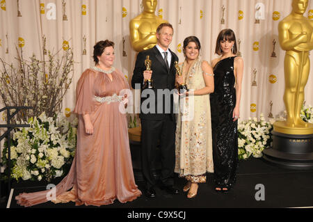 26. Februar 2012 vergibt - Los Angeles, Kalifornien, USA - Melissa McCarthy, Rose Byrne, Daniel Junge und Sharmeen Obaid Chinoy besucht die 84. jährlichen Akademie - Drucksaal im Hollywood & Highland Center, Los Angeles, CA. 26 Februar - 2012 statt. 2012 (Kredit-Bild: © D. Long/Globe Fotos/ZUMAPRESS. Stockfoto