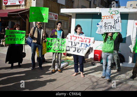 Umweltschützer protestieren gegen Straße 16, tunnel unter den Jerusalem Wald verursachen, aus ihrer Sicht voraussichtlich nicht wieder gutzumachenden Schaden und 1,5 Milliarden NIS Verschwendung von öffentlichen Finanzierung, wie staatliche Komitee trifft sich um Pläne zu besprechen. Ministerium für nationale Infrastruktur, Jerusalem, Israel. 28.02.2012 Stockfoto