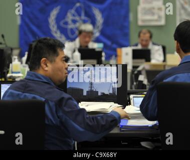 28. Februar 2012 - Okuma, Fukushima, Japan - Tokyo Electric Power Co. (TEPCO) Mitarbeiter beobachten Monitore von Echtzeit-Bild der Reaktorgebäude von Fukushima Dai-Ichi Kernkraftwerk im Notbetrieb Mittelpunkt des betroffenen TEPCO-Atomkraftwerks in Okuma Stadt in der Präfektur Fukushima, noch Stockfoto