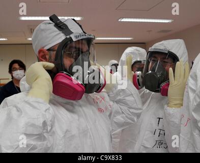 28. Februar 2012 - Okuma, Fukushima, Japan - Journalisten und TEPCO-Mitarbeiter auf Schutzmasken und Kleidung in der Notbetrieb-Mitte des Kernkraftwerks Tokyo Electric Power Co. (TEPCO) Fukushima Dai-Ichi. TEPCO eröffnet die Anlage für ausländische Journalisten zum dritten Mal vor den M Stockfoto