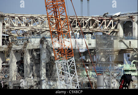 28. Februar 2012 - Okuma, Fukushima, Japan - Mitarbeiter arbeiten an den betroffenen Nummer 4 Reaktorgebäude der Tokyo Electric Power Co. (TEPCO) des Tsunami verkrüppelt Fukushima Daiichi Atomkraftwerk in Okuma, Präfektur Fukushima, nordöstlich von Tokio, Japan, 28. Februar 2012. Vertreter der Medien Stockfoto