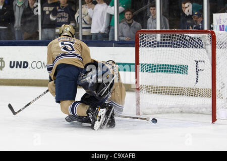 24. Februar 2012 - macht South Bend, Indiana, USA - Notre Dame Torhüter Steven Summerhays (#1) das Speichern mit Hilfe von seinem Verteidiger Robbie Russo (#5) in die zweite Periode Aktion des NCAA-Eishockey-Spiel zwischen Notre Dame und Michigan State.  Die Notre Dame Fighting Irish besiegte die Michigan-Stat Stockfoto