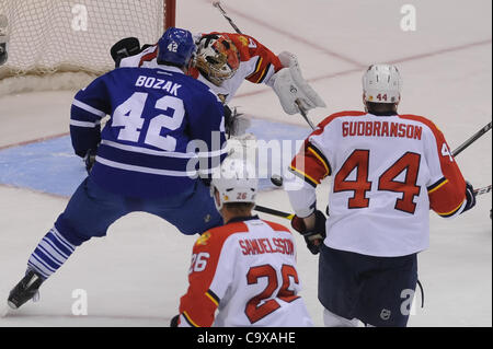 28. Februar 2012 - Toronto, Ontario, Kanada - Montreal Canadiens Torhüter José Théodore (60) den Abpraller vor Toronto Maple Leafs nach vorne greifen würde, was Tyler Bozak (42) ein Spiel in der 1. Periode Aktion machen könnte. Die Florida Panthers führen die Toronto Maple Leafs 2 - 0 nach einer Periode im Air Canada Centre. Stockfoto