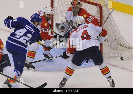28. Februar 2012 - Toronto, Ontario, Kanada - Toronto Maple Leafs nach vorn hat Tyler Bozak (42) seine abgewehrt, die Florida Panthers Verteidiger Mike Weaver (43) im 2. Zeitraum handeln. Die Florida Panthers führen die Toronto Maple Leafs 3 - 1 nach zwei Perioden im Air Canada Centre. (Kredit-Bild: © Keit Stockfoto