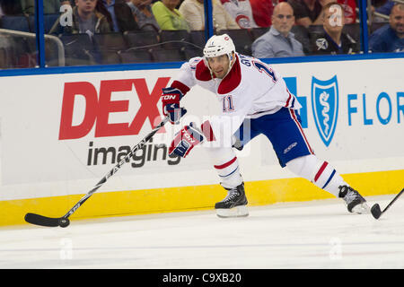 28. Februar 2012 - Tampa, Florida, Vereinigte Staaten von Amerika - 28. Februar 2012 - Tampa, Florida, Vereinigte Staaten von Amerika. Montreal Canadiens zentrieren Scott Gomez (11) Schlittschuhe mit dem Puck in der ersten Phase des Spiels zwischen den Tampa Bay Lightning und der Montreal Canadians auf der Tampa Bay Times F Stockfoto