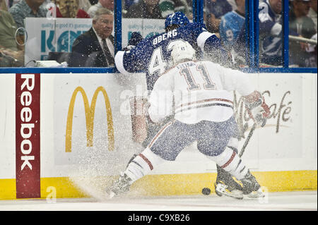 28. Februar 2012 - Tampa, Florida, Vereinigte Staaten von Amerika - 28. Februar 2012 - Tampa, Florida, Vereinigte Staaten von Amerika. Montreal Canadiens center Scott Gomez (11) und Tampa Bay Lightning Verteidiger sogar Oberg (43) Absturz in die Kammer Kämpfe des Pucks der zweiten Periode des Spiels zwischen den Tampa Bay Stockfoto