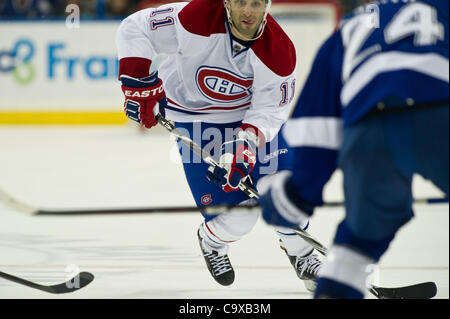 28. Februar 2012 - Tampa, Florida, Vereinigte Staaten von Amerika - 28. Februar 2012 - Tampa, Florida, Vereinigte Staaten von Amerika. Montreal Canadiens Mitte Scott Gomez (11) wird festgelegt um einen Schuss auf das Tor in der zweiten Periode des Spiels zwischen den Tampa Bay Lightning und der Montreal Canadians an der Tampa Stockfoto