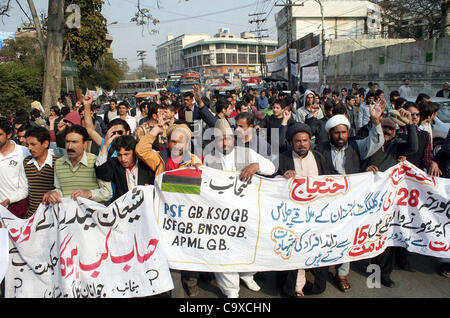 Anhänger der schiitischen Sheheriyan chant Parolen gegen Tötung von achtzehn Menschen in Kohistan Bezirk, bei einer Protestkundgebung in Lahore Club auf Mittwoch, 29. Februar 2012 drücken. Stockfoto