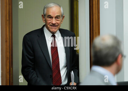 29. Februar 2012 - Washington, DC, USA - republikanische Präsidentschafts Kandidat RON PAUL Spaziergänge in den Ausschuss-Raum für eine Anhörung am '' Geldpolitik und den Zustand der Wirtschaft. (Kredit-Bild: © James Berglie/ZUMAPRESS.com) Stockfoto