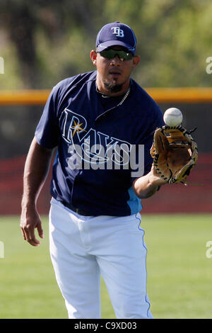 29. Februar 2012 - Tampa, FL, USA - OT 350877 FOUN RAYS 10.Edmund D. Brunnen | Zeiten. (29.02.2012 Port Charlotte) Strahlen Krug Joel Peralta fängt während des Trainings in der Tampa Bay Rays Praxis auf ihre Frühjahr Schulungseinrichtung in Port Charlotte am 29. Februar 2012.  [EDMUND D. Brunnen, mal] (Cred Stockfoto