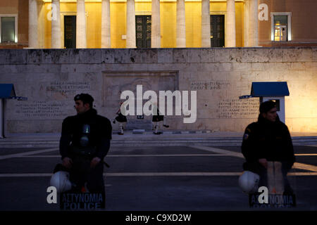 29. Februar 2012 - Athen, Griechenland - Riot Polizisten und im Hintergrund der Präsidentengarde außerhalb des griechischen Parlaments. Gewerkschaftsbund hat Allits Mitglieder in 36 europäischen Staaten zur Teilnahme an diesem Tag gegen Sparmaßnahmen aufgerufen. (Kredit-Bild: © Aristidis Vafeiadakis/ZUMAPRES Stockfoto