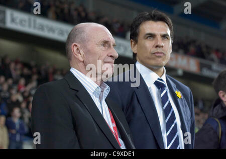 Wales V Costa Rica - Gary Speed Memorial Match bei Cardiff City Stadium: New Wales Manager Chris Coleman mit Roger Speed, Vater von den späten Wales Coach Gary zu Beginn des Spiels. Stockfoto