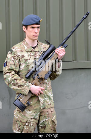 L96 Sniper-Gewehr, Soldat mit L96 Sniper-Gewehr Stockfoto