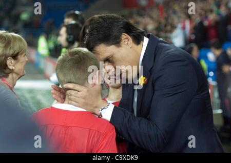 Wales V Costa Rica - Gary Speed Memorial Match bei Cardiff City Stadium: neue Wales Football Manager Chris Coleman im Gespräch mit der Familie des verstorbenen Wales Football Manager Gary Speed zu Beginn des Spiels. Stockfoto