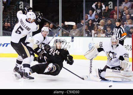 29. Februar 2012 ist - Dallas, Texas, USA - Dallas Stars freuen uns Eric Nystrom (24) von Pittsburgh Penguins Defenseman Deryk kummervoll (5) während der Aktion zwischen den Dallas Stars und die Pittsburgh Penguins abgerissen.  Nach der 2. Periode führt Dallas Pittsburgh 2-1 im American Airlines Center. (Kredit-ich Stockfoto