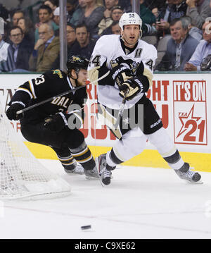 29. Februar 2012 - Dallas, Texas, US - Pittsburgh Penguins Verteidiger Brooks revanchierten (44) während der Aktion zwischen den Dallas Stars und die Pittsburgh Penguins.  Nach der 2. Periode führt Dallas Pittsburgh 2-1 im American Airlines Center. (Kredit-Bild: © Andrew Dieb/Southcreek/ZUMAPRESS.com) Stockfoto