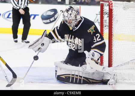 29. Februar 2012 - Dallas, Texas, USA - Dallas Stars Torhüter Kari Lehtonen (32) blockt den Schuß ab während der Aktion zwischen den Dallas Stars und die Pittsburgh Penguins.  Pittsburgh gewinnt in einer Schießerei 4-3 im American Airlines Center. (Kredit-Bild: © Andrew Dieb/Southcreek/ZUMAPRESS.com) Stockfoto