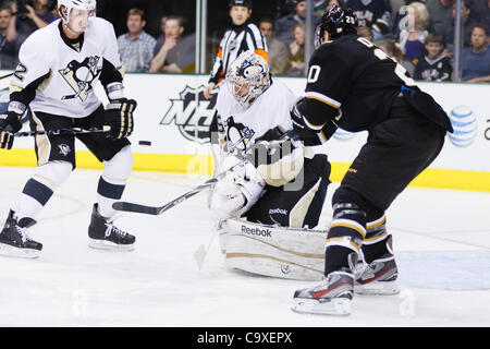 29. Februar 2012 - Dallas, Texas, USA - Pittsburgh Penguins Torhüter Marc-Andre Fleury (29) blockt den Schuß ab während der Aktion zwischen den Dallas Stars und die Pittsburgh Penguins.  Pittsburgh gewinnt in einer Schießerei 4-3 im American Airlines Center. (Kredit-Bild: © Andrew Dieb/Southcreek/ZUMAPRESS.com) Stockfoto