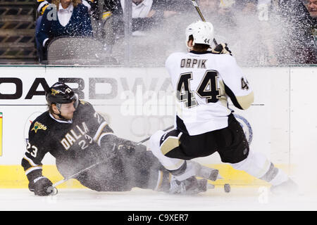 29. Februar 2012 - Dallas, Texas, USA - Dallas Stars freuen uns Tom Wandell (23) und Pittsburgh Penguins Verteidiger Brooks revanchierten (44) Kampf um einen Puck während Aktion zwischen den Dallas Stars und die Pittsburgh Penguins.  Pittsburgh gewinnt in einer Schießerei 4-3 im American Airlines Center. (Kredit-Bild: © Andrew Stockfoto