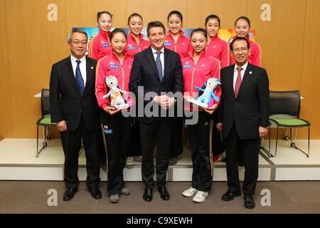 (L, R)  JOCIchiro Kono, Airi Hatakeyama, Sebastian Coe LOCOG Vorsitzender, Nina Saeed Yokota, JOCTomiaki Fukuda, 28. Februar 2012 - JOC: Sebastian Coe LOCOG Vorsitzender inspiziert NTC im National Training Center, Tokyo, Japan.  (Foto von Daiju Kitamura/AFLO SPORT) [1045] Stockfoto