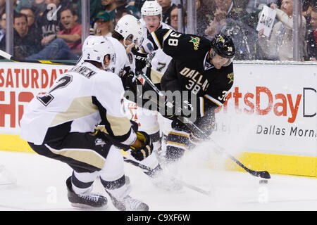 29. Februar 2012 - Dallas, Texas, USA - Dallas Stars nach vorn Vernon Fiddler (38) kämpft sich durch drei Pittsburgh Penguins während Aktion zwischen den Dallas Stars und die Pittsburgh Penguins.  Pittsburgh gewinnt in einer Schießerei 4-3 im American Airlines Center. (Kredit-Bild: © Andrew Dieb/Southcreek/ZUMAPRESS. Stockfoto