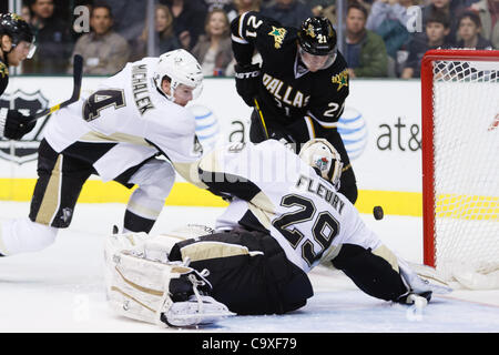 29. Februar 2012 - Dallas, Texas, USA - Dallas Stars nach vorn Loui Eriksson (21) kaum vermisst einen lose Puck während Aktion zwischen den Dallas Stars und die Pittsburgh Penguins.  Pittsburgh gewinnt in einer Schießerei 4-3 im American Airlines Center. (Kredit-Bild: © Andrew Dieb/Southcreek/ZUMAPRESS.com) Stockfoto