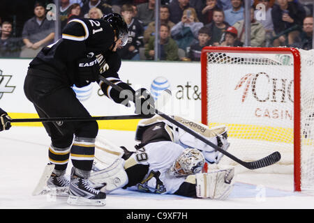 29. Februar 2012 - Dallas, Texas, USA - Pittsburgh Penguins Torhüter Marc-Andre Fleury (29) kriecht, um eine sichere gegen die Dallas Stars nach vorn Loui Eriksson (21) während der Aktion zwischen den Dallas Stars und die Pittsburgh Penguins zu machen.  Pittsburgh gewinnt in einer Schießerei 4-3 im American Airlines Center. (Cred Stockfoto