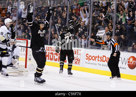 29. Februar 2012 feiern - Dallas, Texas, USA - Dallas Stars Stürmer Michael Ryder (73) und Mike Ribeiro (63) Ryders Ziel während der Aktion zwischen den Dallas Stars und die Pittsburgh Penguins.  Pittsburgh gewinnt in einer Schießerei 4-3 im American Airlines Center. (Kredit-Bild: © Andrew Dieb/Southcreek/ZUMAPR Stockfoto