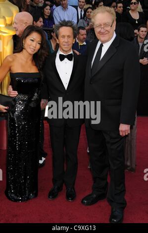 26. Februar 2012 - statt Los Angeles, Kalifornien, USA - 26. Februar 2012 - Los Angeles, Kalifornien, USA - Produzent BRIAN GRAZER und KELI LEE mit DON MISCHER bei den 84. Academy Awards - Ankünfte auf Hollywood und Highland-Theater. (Kredit-Bild: © Paul Fenton/ZUMAPRESS.com) Stockfoto
