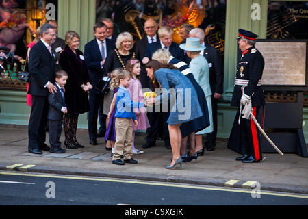 London, UK, 01, 03, 2012, The Queen, begleitet von Catherine, Herzogin von Cambridge und Camilla Duchess of Cornwall, besucht Fortnum & Mason, die Food Hall zu besuchen. Stockfoto