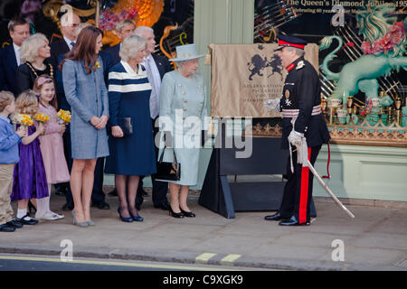 London, UK, 01, 03, 2012, The Queen, begleitet von Catherine, Herzogin von Cambridge und Camilla Duchess of Cornwall, besucht Fortnum & Mason, die Food Hall zu besuchen. Stockfoto