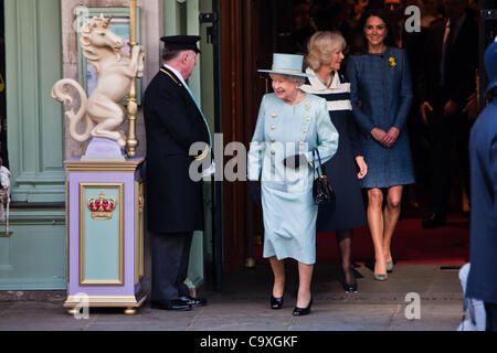 London, UK, 01, 03, 2012, The Queen, begleitet von Catherine, Herzogin von Cambridge und Camilla Duchess of Cornwall, besucht Fortnum & Mason, die Food Hall zu besuchen. Stockfoto