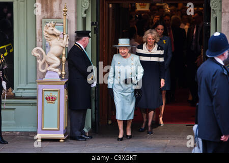 London, UK, 01, 03, 2012, The Queen, begleitet von Catherine, Herzogin von Cambridge und Camilla Duchess of Cornwall, besucht Fortnum & Mason, die Food Hall zu besuchen. Stockfoto