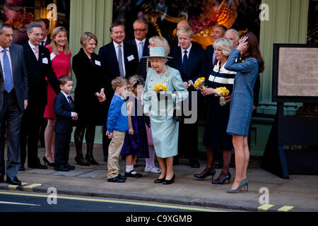 London, UK, 01, 03, 2012, The Queen, begleitet von Catherine, Herzogin von Cambridge und Camilla Duchess of Cornwall, besucht Fortnum & Mason, die Food Hall zu besuchen. Stockfoto