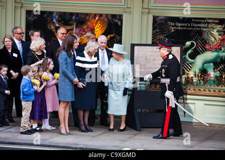 London, UK, 01, 03, 2012, The Queen, begleitet von Catherine, Herzogin von Cambridge und Camilla Duchess of Cornwall, besucht Fortnum & Mason, die Food Hall zu besuchen. Stockfoto