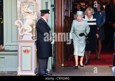 London, UK, 01, 03, 2012, The Queen, begleitet von Catherine, Herzogin von Cambridge und Camilla Duchess of Cornwall, besucht Fortnum & Mason, die Food Hall zu besuchen. Stockfoto