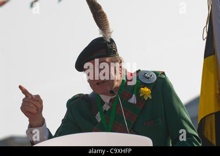 1. März 2012, Cardiff, UK. Bildhauer und Waliser nationalistischen David Petersen gibt eine mitreißende Rede vor dem Rathaus vor dem Start des Saint Davids Day Parade. Stockfoto